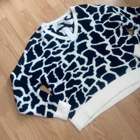 NWT LOFT Black and White Giraffe Print Super Soft Sweater Top Size Large - Picture 5 of 8
